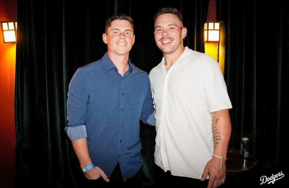 　チャリティーイベントで記念撮影するスミスとラッシング（ロサンゼルス・ドジャース提供）
