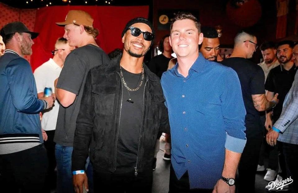 　チャリティーイベントで記念撮影するスミスとベッツ（ロサンゼルス・ドジャース提供）