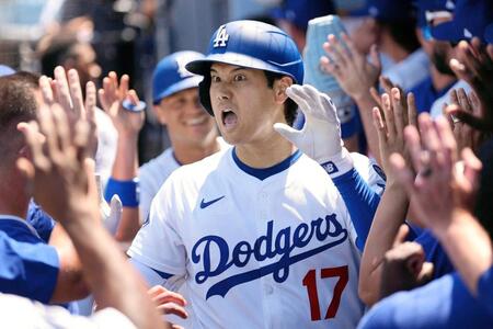 　ベンチで迎えられる大谷（ＡＰ＝共同）