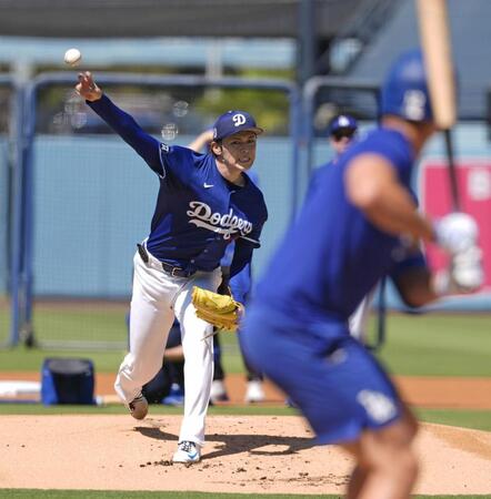 　実戦形式の練習に登板した佐々木（共同）