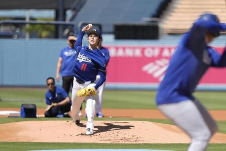 　実戦形式の練習に登板した佐々木（共同）