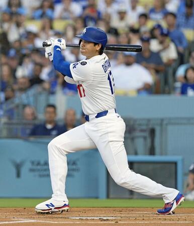 　１回、中前打を放つ大谷（共同）