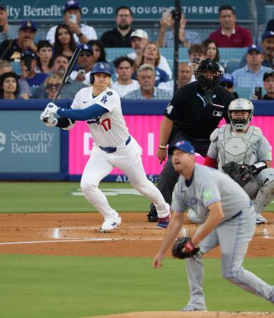 　ブルージェイズ戦の１回、中前打を放つドジャース・大谷。投手シャーザー＝ロサンゼルス（共同）