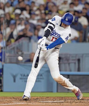 　５回、二塁打を放つ大谷（共同）