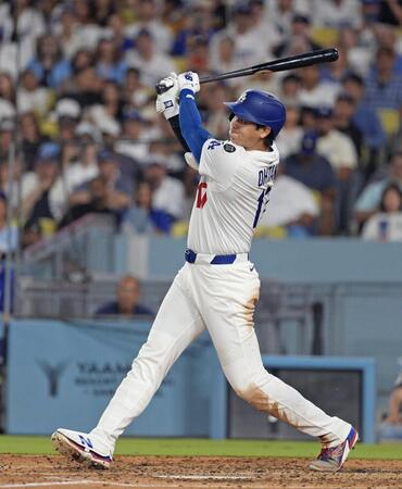 　５回、二塁打を放つ大谷（共同）