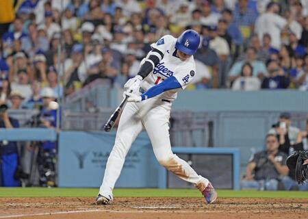 　５回、二塁打を放つ大谷（共同）