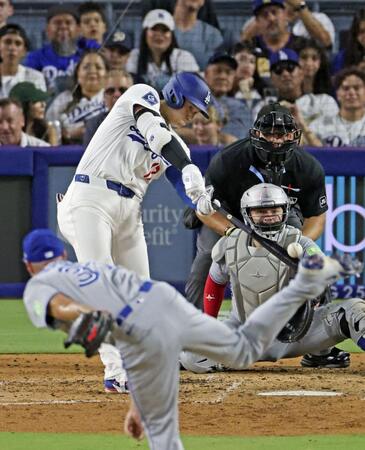 　５回、二塁打を放つ大谷（共同）