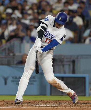 　５回、二塁打を放つ大谷（共同）