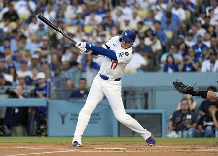 　１回、中前打を放つ大谷（共同）