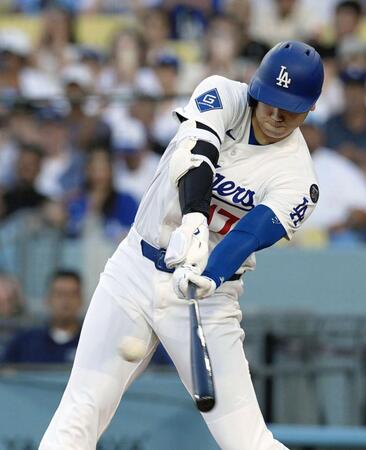 　１回、中前打を放つ大谷（共同）