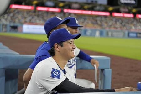 　９回、ベンチで笑顔を見せる大谷（共同）