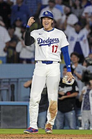 　ブルージェイズ戦の５回、逆転２ランを放ったベッツを笑顔で迎える、先に生還した大谷（共同）