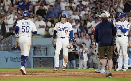 　ブルージェイズ戦の５回、逆転２ランを放ったベッツ（50）を迎える、先に生還したドジャース大谷。右端は次打者フリーマン（共同）
