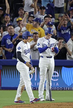 　ブルージェイズ戦の５回、逆転２ランを放ったベッツを迎える、先に生還した二走の大谷。右は次打者フリーマン（共同）