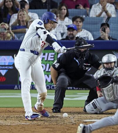 　７回、右前打を放つ大谷（共同）