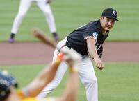 　アスレチックス戦に先発した菅野（共同）