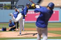 　実戦形式の練習に登板した佐々木（共同）