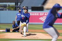 　実戦形式の練習に登板した佐々木（共同）