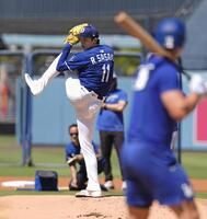 　実戦形式の練習に登板した佐々木（共同）