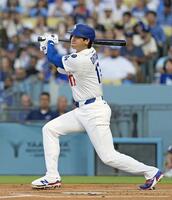 　１回、中前打を放つ大谷（共同）
