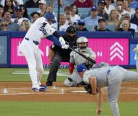 　１回、中前打を放つ大谷。投手シャーザー（共同）