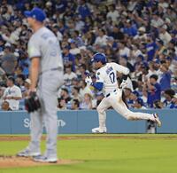 　５回、シャーザー（手前）から二塁打を放って走る大谷（共同）