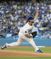 　ブルージェイズ戦に先発したカーショー（共同）