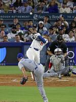 　５回、二塁打を放つ大谷。投手シャーザー（共同）