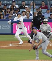 　１回、中前打を放つ大谷。投手シャーザー（共同）