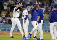 　ブルージェイズに勝利し、タッチを交わす大谷（左端）＝共同