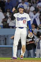 　ブルージェイズ戦の５回、逆転２ランを放ったベッツを笑顔で迎える、先に生還した大谷（共同）