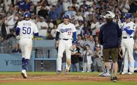 　ブルージェイズ戦の５回、逆転２ランを放ったベッツ（50）を迎える、先に生還したドジャース大谷。右端は次打者フリーマン（共同）