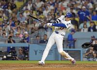 　７回、右前打を放つ大谷（共同）