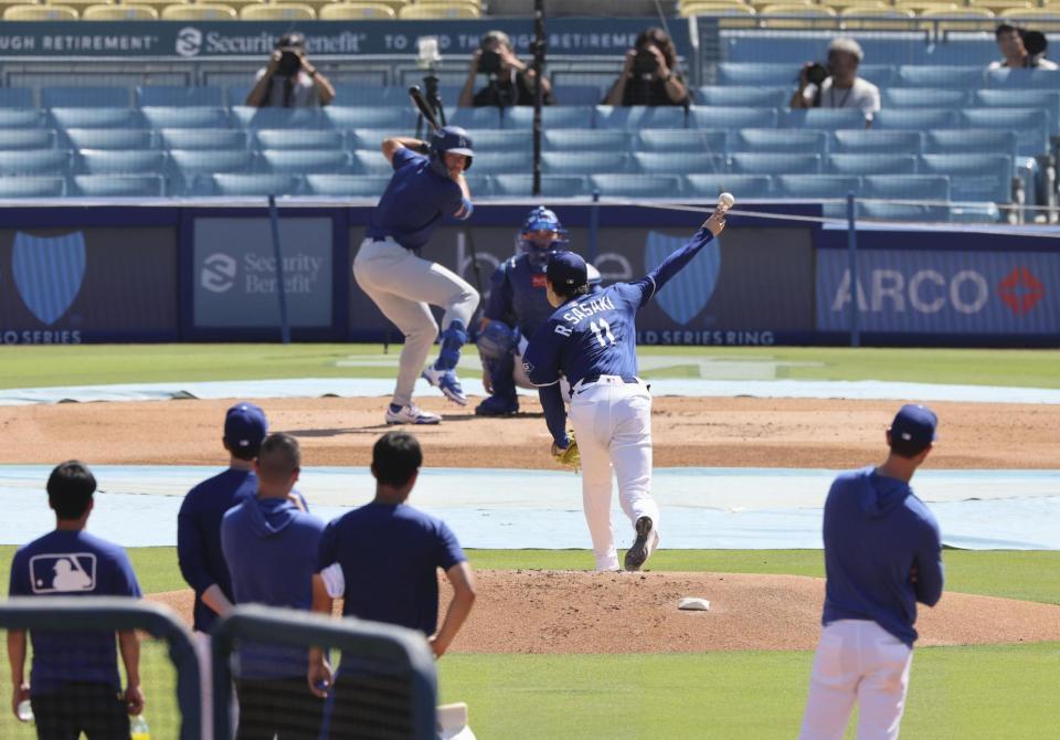 　実戦形式の練習に登板した佐々木（11）＝共同