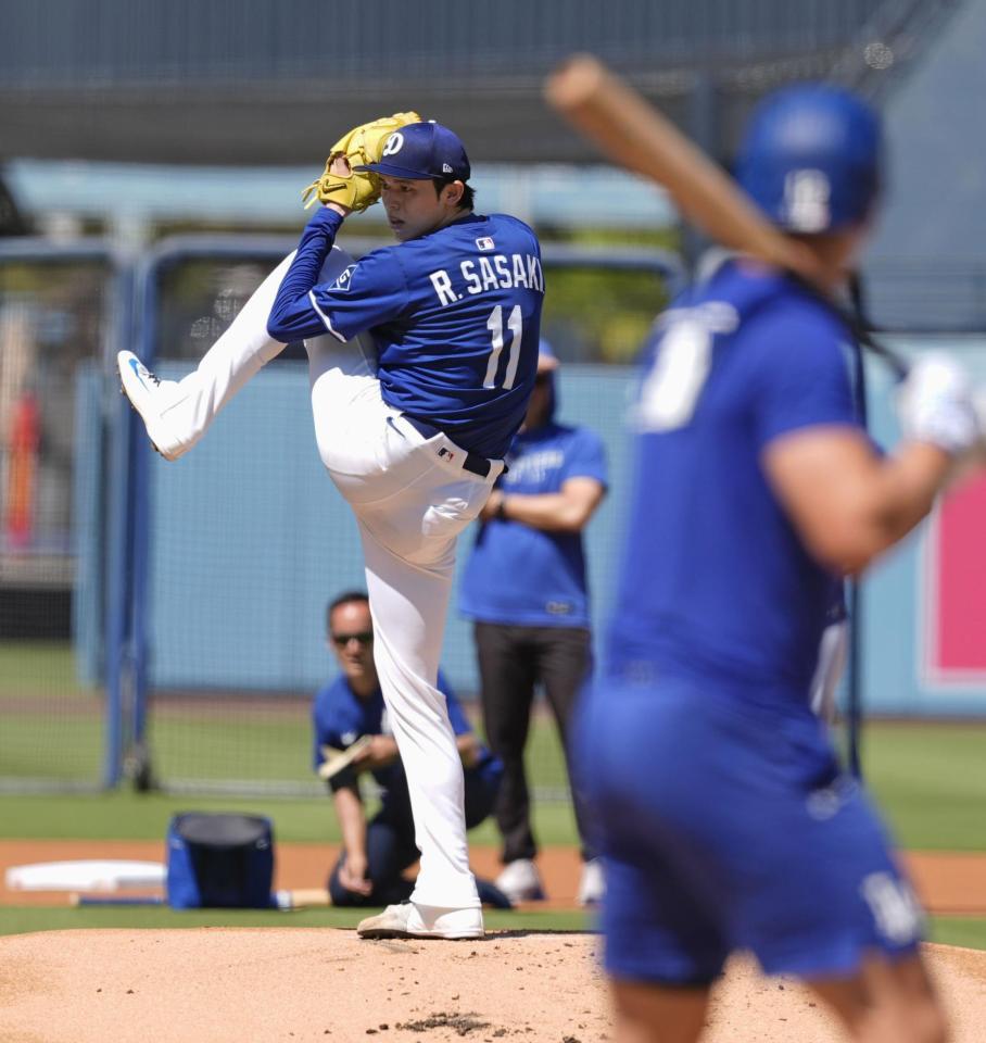 　実戦形式の練習に登板した佐々木（共同）