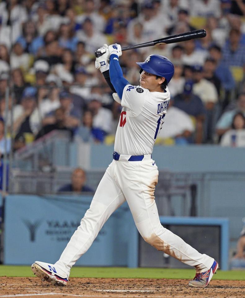 　５回、二塁打を放つ大谷（共同）