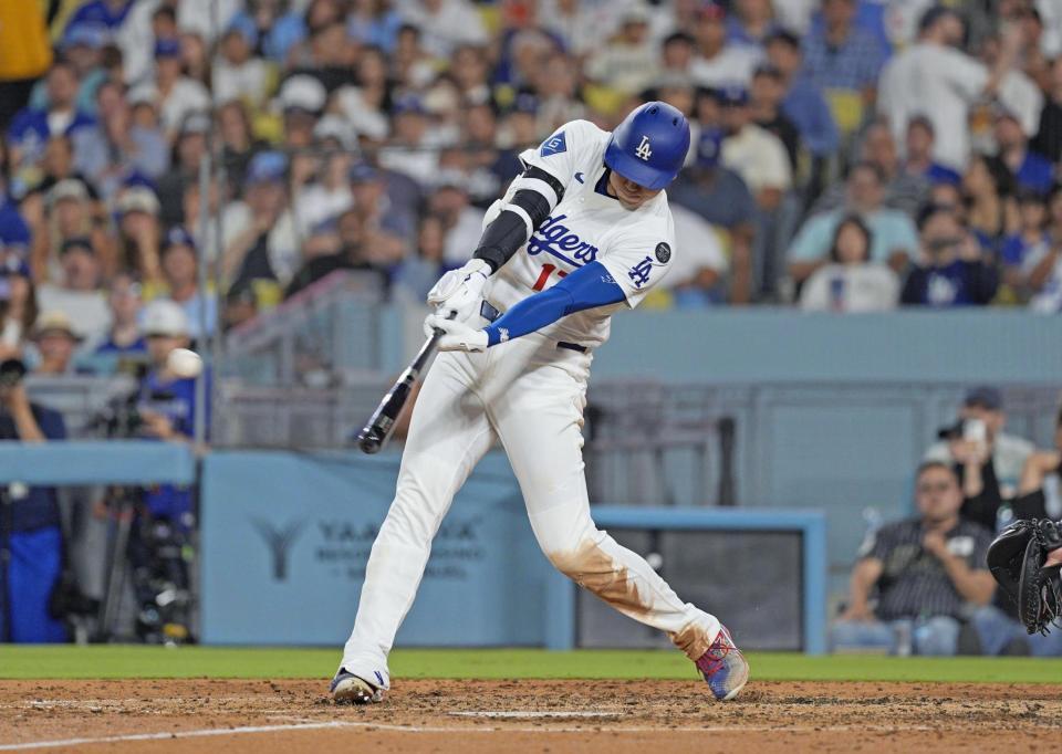 　５回、二塁打を放つ大谷（共同）