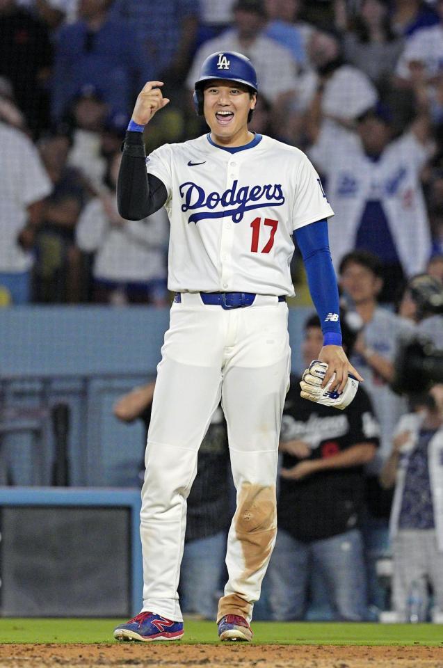 　ブルージェイズ戦の５回、逆転２ランを放ったベッツを笑顔で迎える、先に生還した大谷（共同）