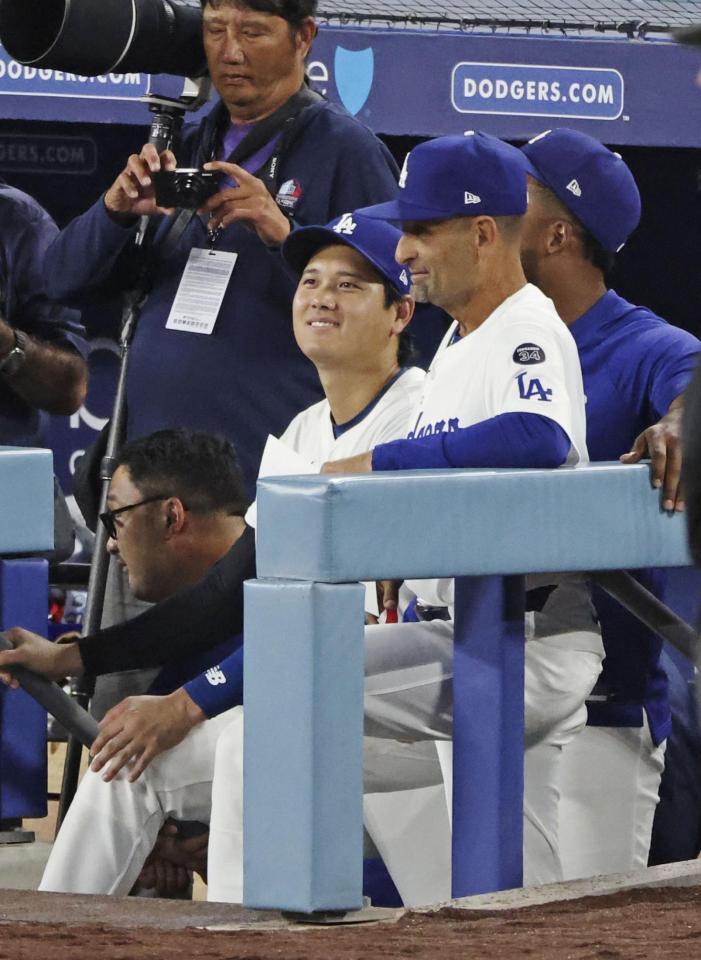 　９回、ベンチで笑顔の大谷（共同）