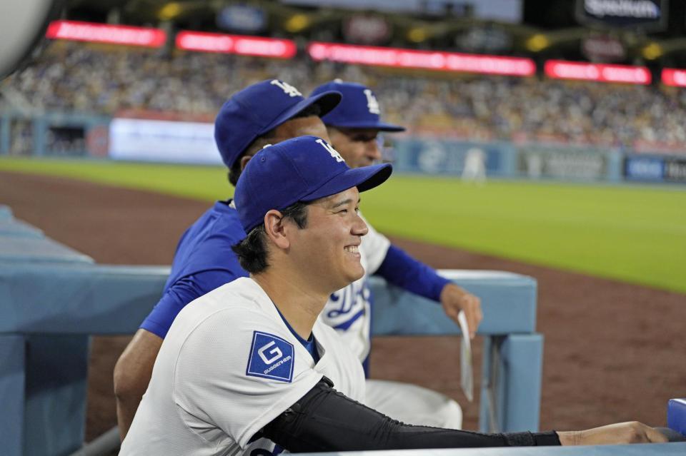 　９回、ベンチで笑顔を見せる大谷（共同）