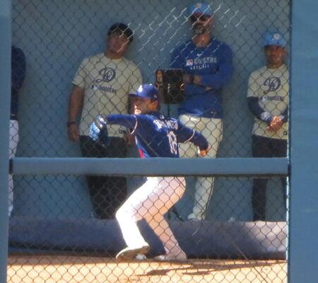 　ブルペンで投球練習をする山本（撮影・小林信行）