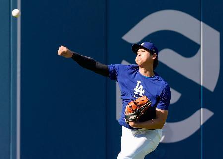 　キャッチボールするドジャース・大谷＝ロサンゼルス（共同）