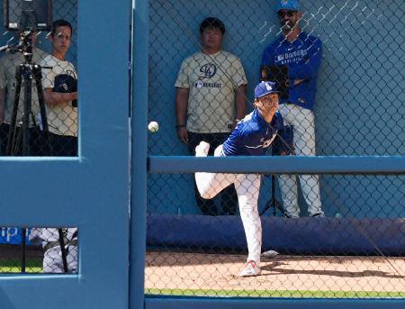 　ブルペンで投球練習するドジャース・山本＝ロサンゼルス（共同）