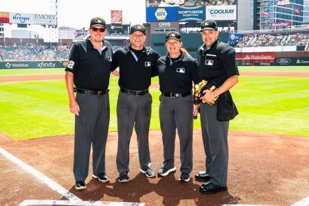 　ブレーブス-マーリンズのダブルヘッダー第１試合前に記念写真に納まるジェン・パウォルさん（左から３人目）＝９日、アトランタ（ゲッティ＝共同）