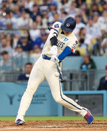 　ブルージェイズ戦の５回、４０号ソロを放つドジャース・大谷。日本選手では初めて３年連続でシーズン４０本塁打に到達した＝ロサンゼルス（共同）