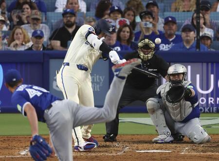 　５回、40号ソロを放つ大谷。日本選手では初めて３年連続でシーズン40本塁打に到達した（共同）