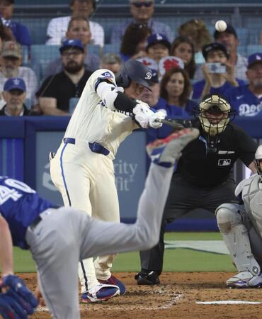　５回、40号ソロを放つ大谷。日本選手では初めて３年連続でシーズン40本塁打に到達した（共同）