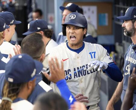 　５回、40号ソロを放ちベンチで迎えられる大谷翔平。日本選手では初めて３年連続でシーズン40本塁打に到達した（共同）