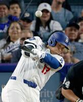 　５回、二塁打を放つ大谷（共同）