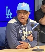 　試合前の会見で報道陣の質問に答えるロバーツ監督（撮影・小林信行）